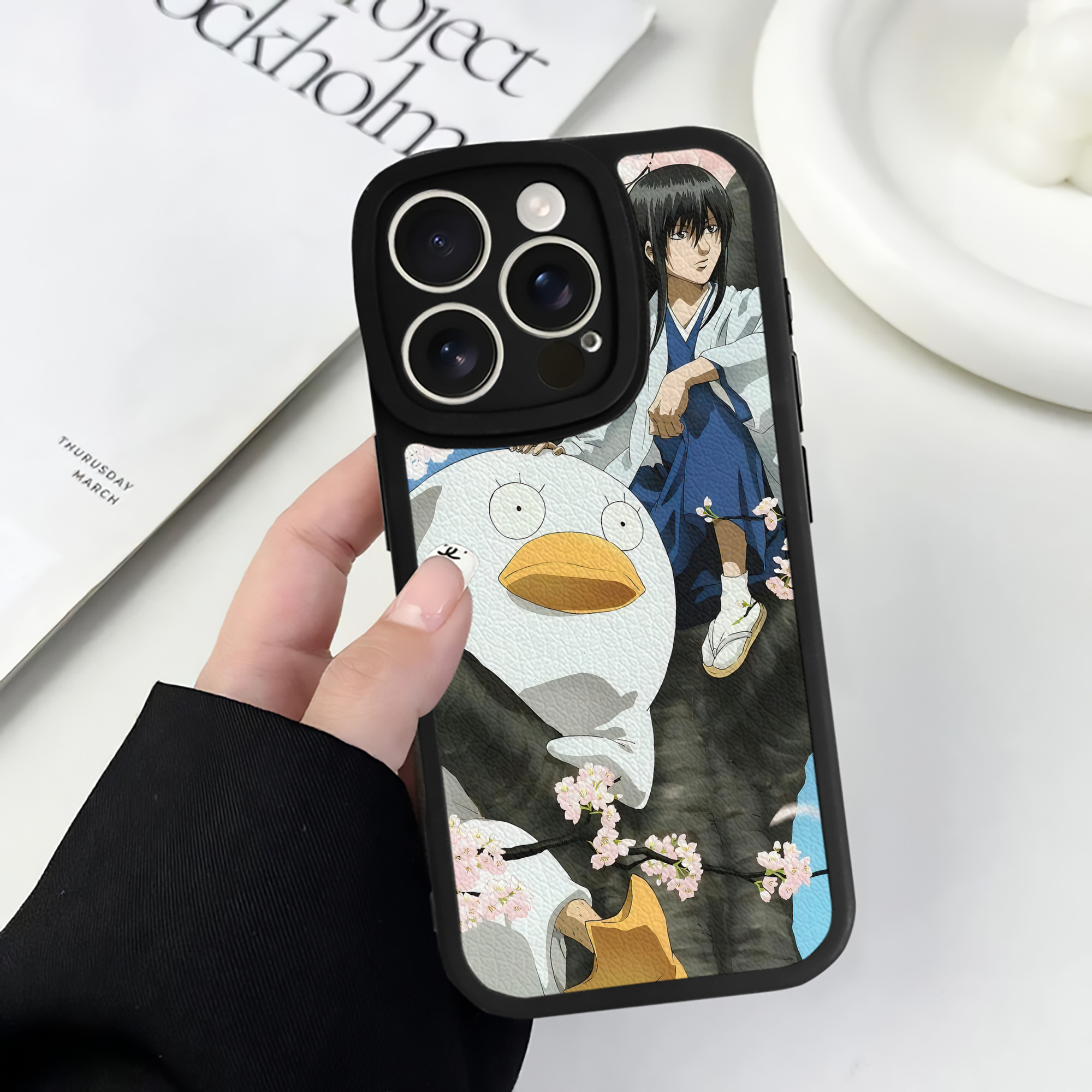（画像用） ぎんたま 坂田銀時（さかたぎんとき） 神楽 志村新八（しむら しんぱち） GINTAMA Sakata Gintoki Kagura Shimura Shinpachi 【iPhone 16シリーズ対応】シリコンスマホケース（レザー調） 材質：シリコン